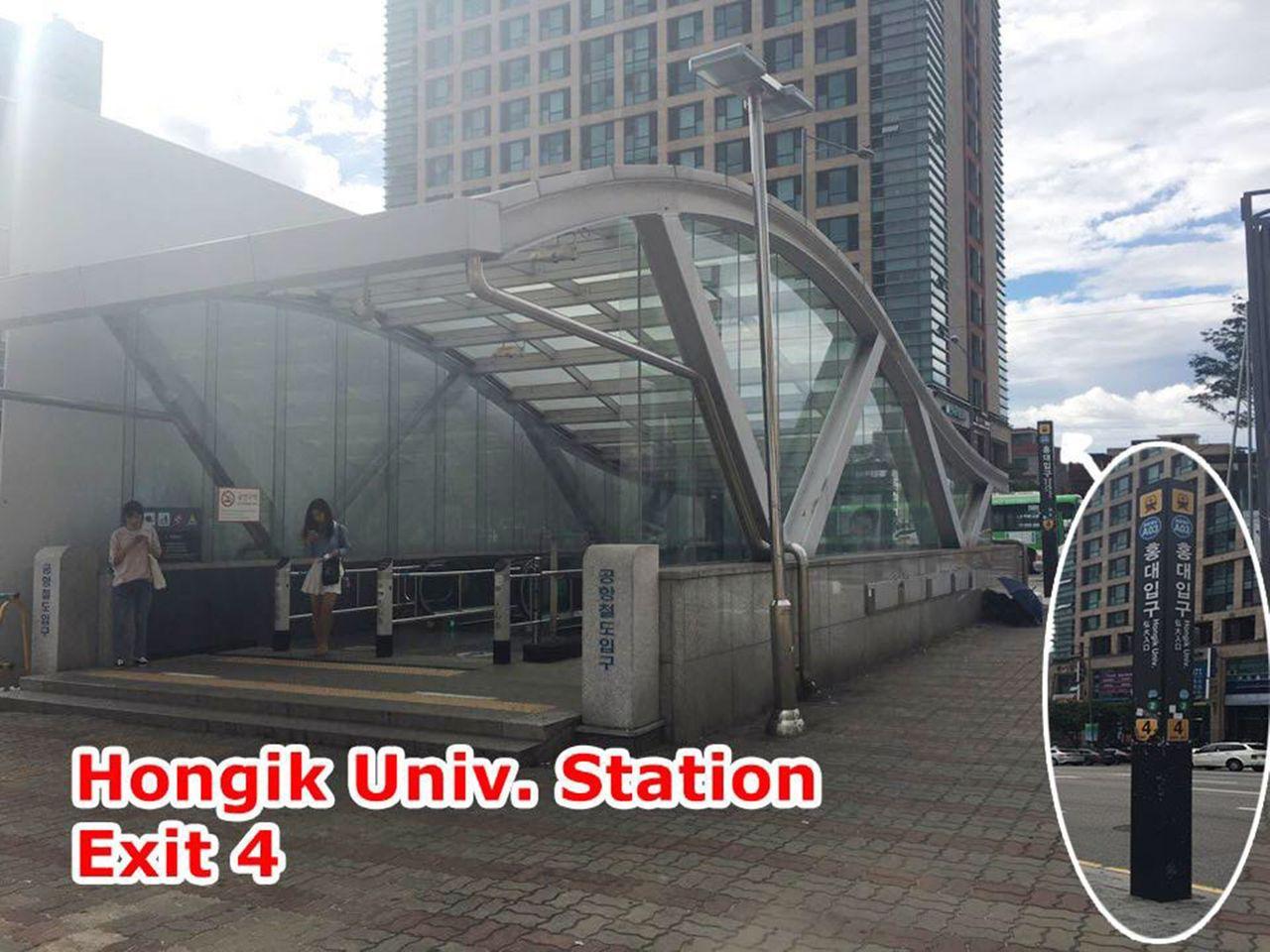 Khu vực ra vào Nhà ga Đại học Hongik (Hongik Univ. Station) tại cửa số 4, Seoul, Hàn Quốc